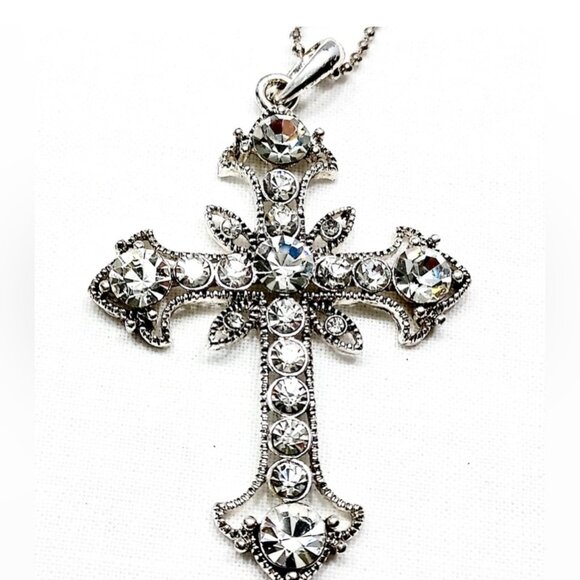 Unworn Vintage Premier Designs Silver Made With Swarovski Crystal Cross Necklace - Picture 2 of 3